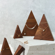Soporte de exhibición de la joyería de madera maciza del triángulo de la pirámide